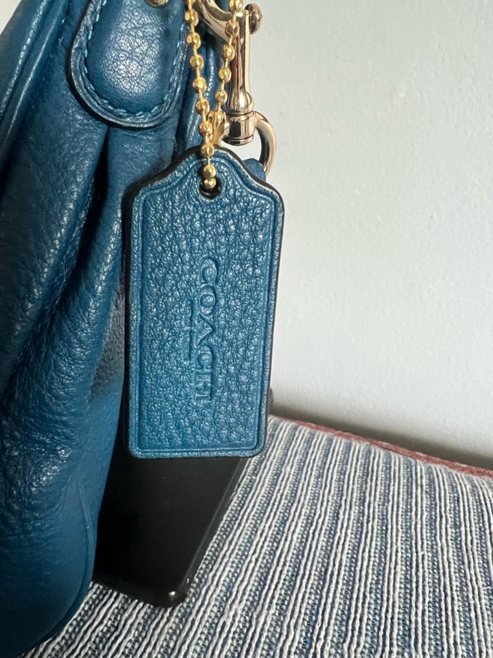 COACH Carrier Blue Pebbled Leather Mini Shoulder Bag Crossbody & Gold Chain - Picture 5 of 10